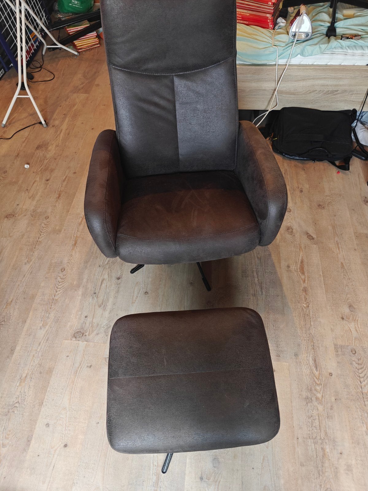 Comfortabele relaxfauteuil met voetenbank - Bruin, Ophalen, Modern, Comfortabel, 75 tot 100 cm, Zo goed als nieuw