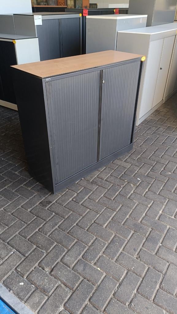 Zwarte half hoge Ahrend metalen roldeurkast archiefkast, Huis en Inrichting, Kasten | Roldeurkasten en Archiefkasten, 100 tot 150 cm