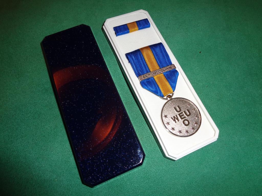 Medaille NATO Ex Yugoslavia leger OEU WEU in doosje, Verzamelen, Militaria | Algemeen, Verzenden, Landmacht, Nederland, Lintje, Medaille of Wings