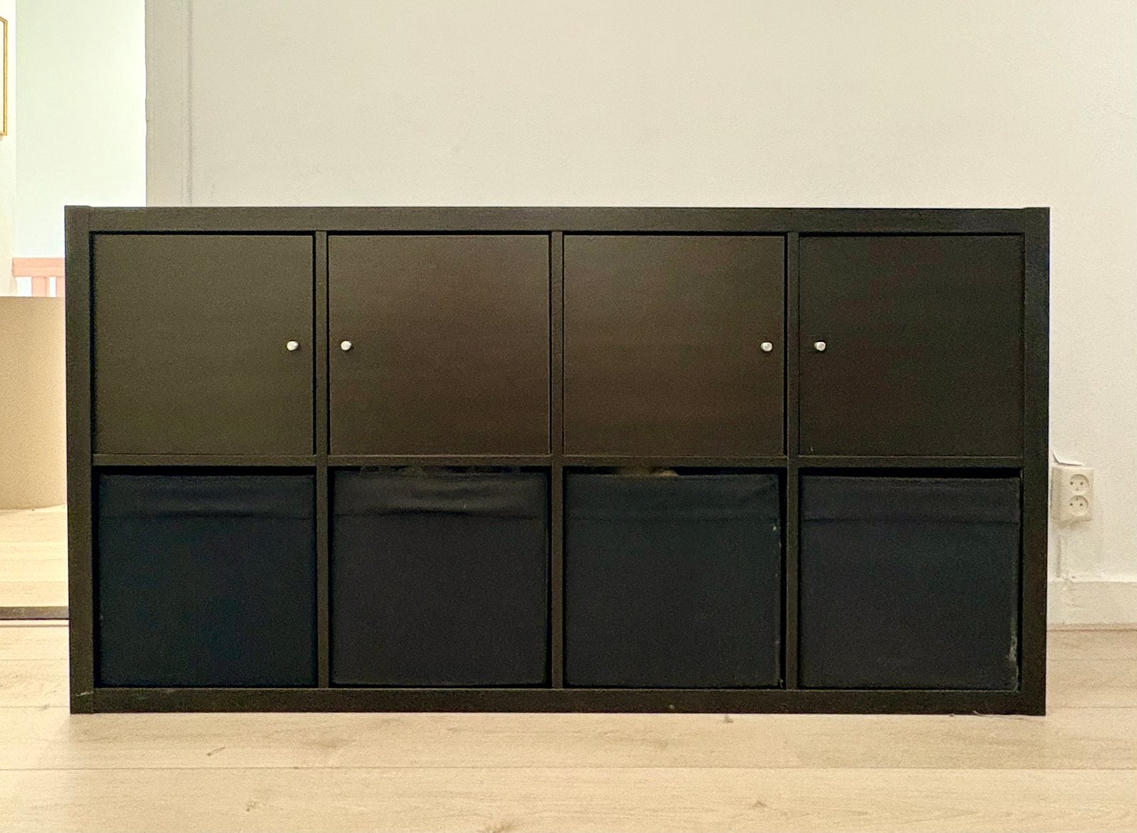 IKEA Kallax zwartbruin (2x4) met 4 deurtjes en 4 bakken, Ophalen, Gebruikt, 25 tot 50 cm, 100 tot 150 cm