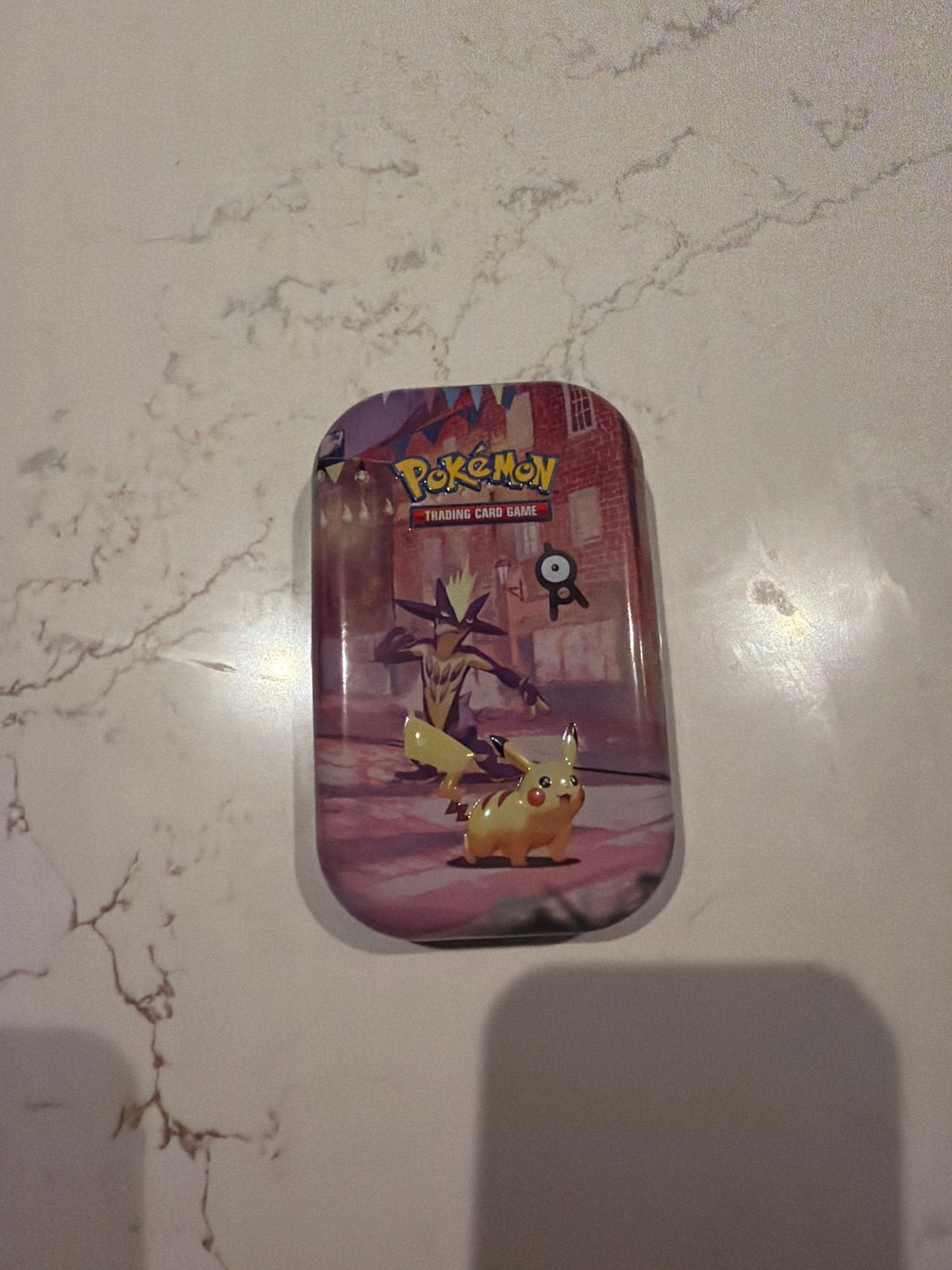 Pokémon Trading Card Game blikje met Pikachu en Zeraora, Ophalen of Verzenden, Gebruikt, Overige typen
