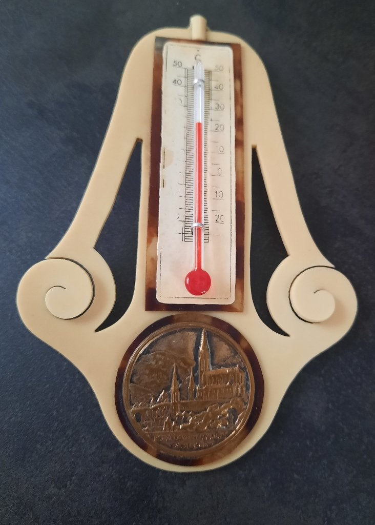 Antieke decoratieve thermometer met Notre Dame de Lourdes, Huis en Inrichting, Decoratieve thermometer, Ophalen of Verzenden, Gebruikt