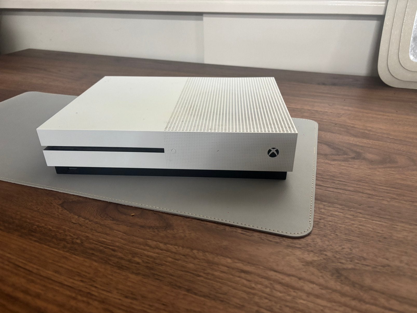 Xbox One s 1TB+ Controller + controllerhouder, Ophalen, Zo goed als nieuw, Met 1 controller