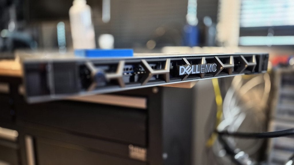 Dell EMC PowerEdge R440 1U Server - Xeon 4208 - 80GB RAM, 2 tot 3 Ghz, 64 GB, Info@dell.com, Hot swappable onderdelen