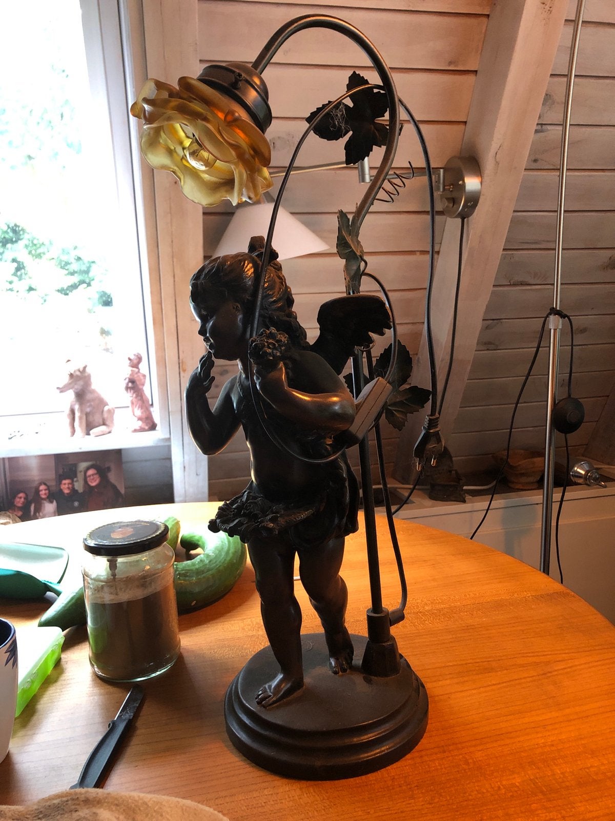 Antieke bronzen tafellamp met cherubijn en bloem, Ophalen of Verzenden
