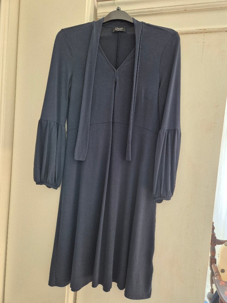Donkerblauwe jurk met strik en pofmouwen, Maat 38/40 (M), Blauw, Ophalen of Verzenden, Zo goed als nieuw