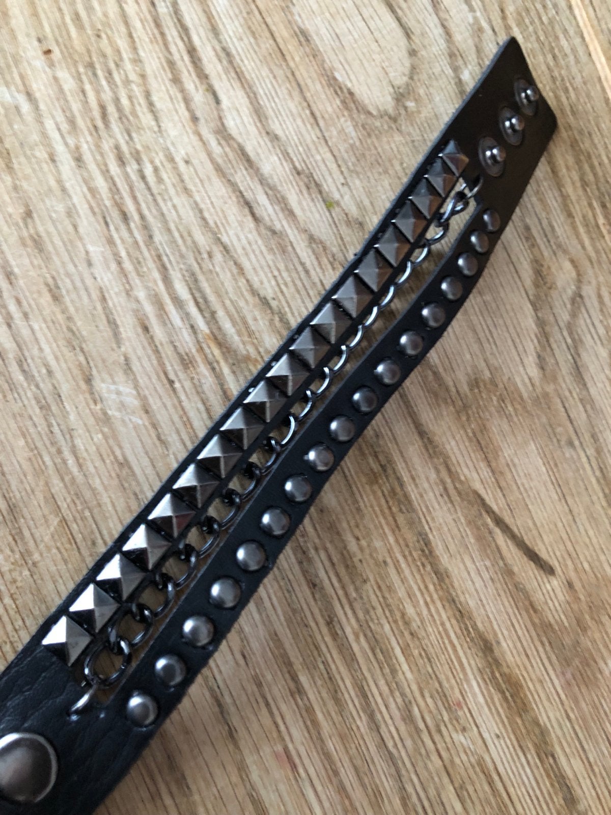 Leren dames polsbandje met studs en ketting - 20 cm, Ophalen of Verzenden, Nieuw, Zwart, Leer