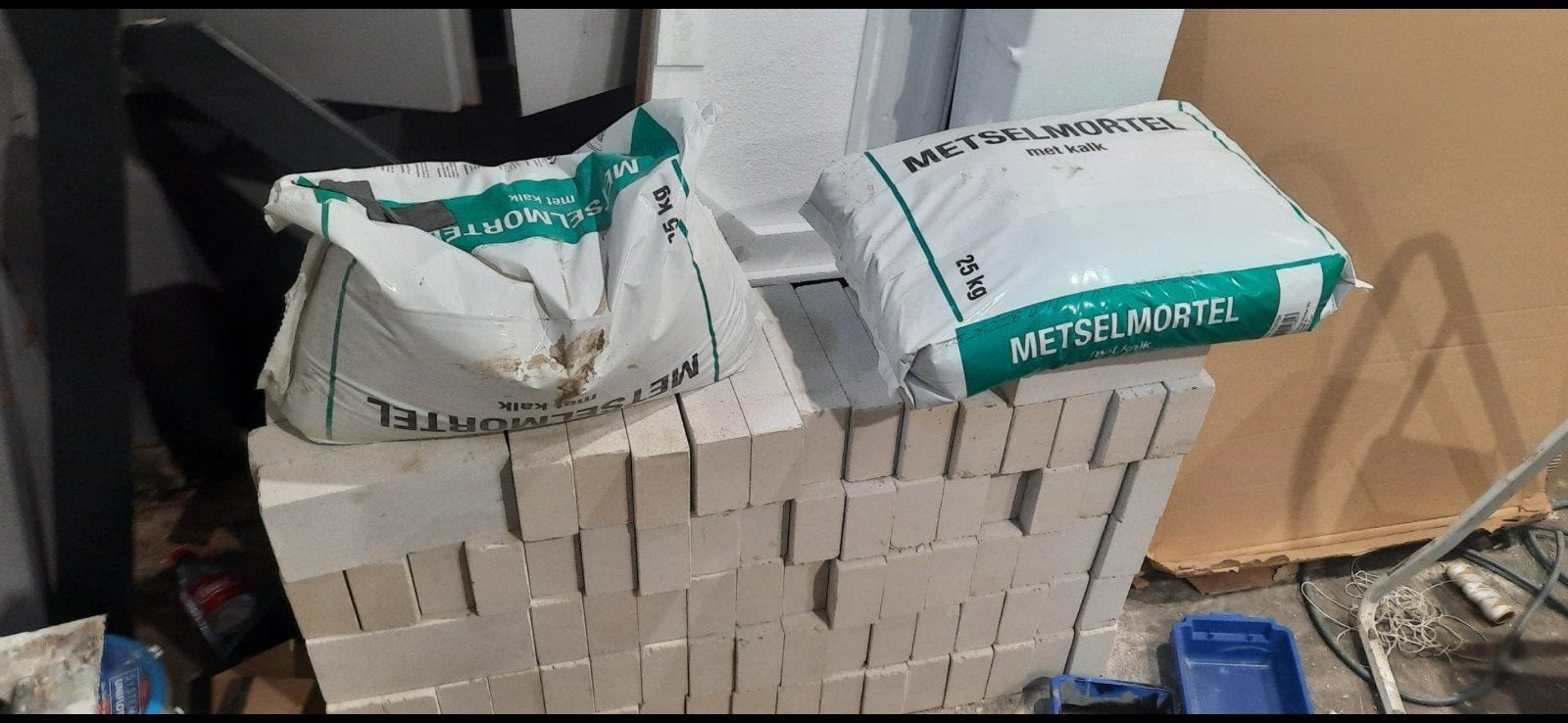 Metselmortel en kalkzandstenen, Doe-het-zelf en Verbouw, Ophalen, Zo goed als nieuw, Kalkzandstenen