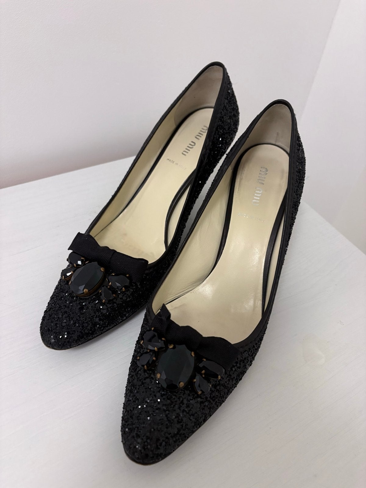 Miu Miu Zwarte Glitter Pumps in maat 39, Kleding | Dames, Ophalen of Verzenden, Zo goed als nieuw, Zwart, Pumps