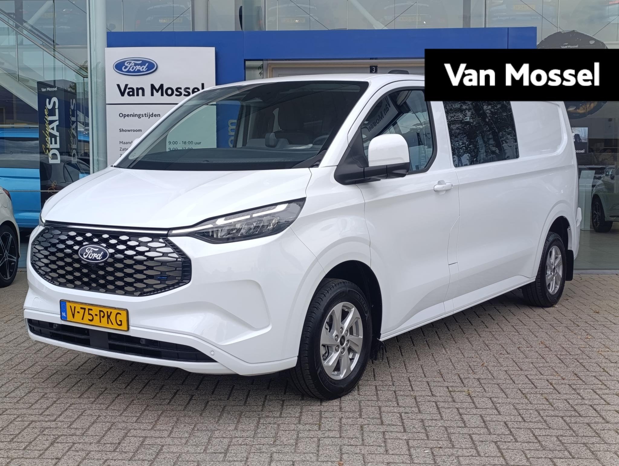 Ford E-Transit Cust. 320 L2H1 Limited 71 kWh DC | 136PK | Ad, Auto's, Gebruikt, Met garantie (alle), 470 min, Wit