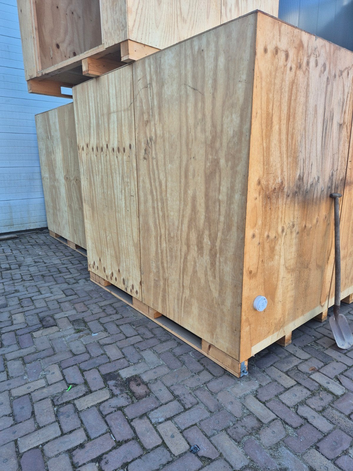 Gratis af te halen: Grote houten kisten op pallets, Ophalen, Gebruikt, 100 cm of meer, 60 cm of meer