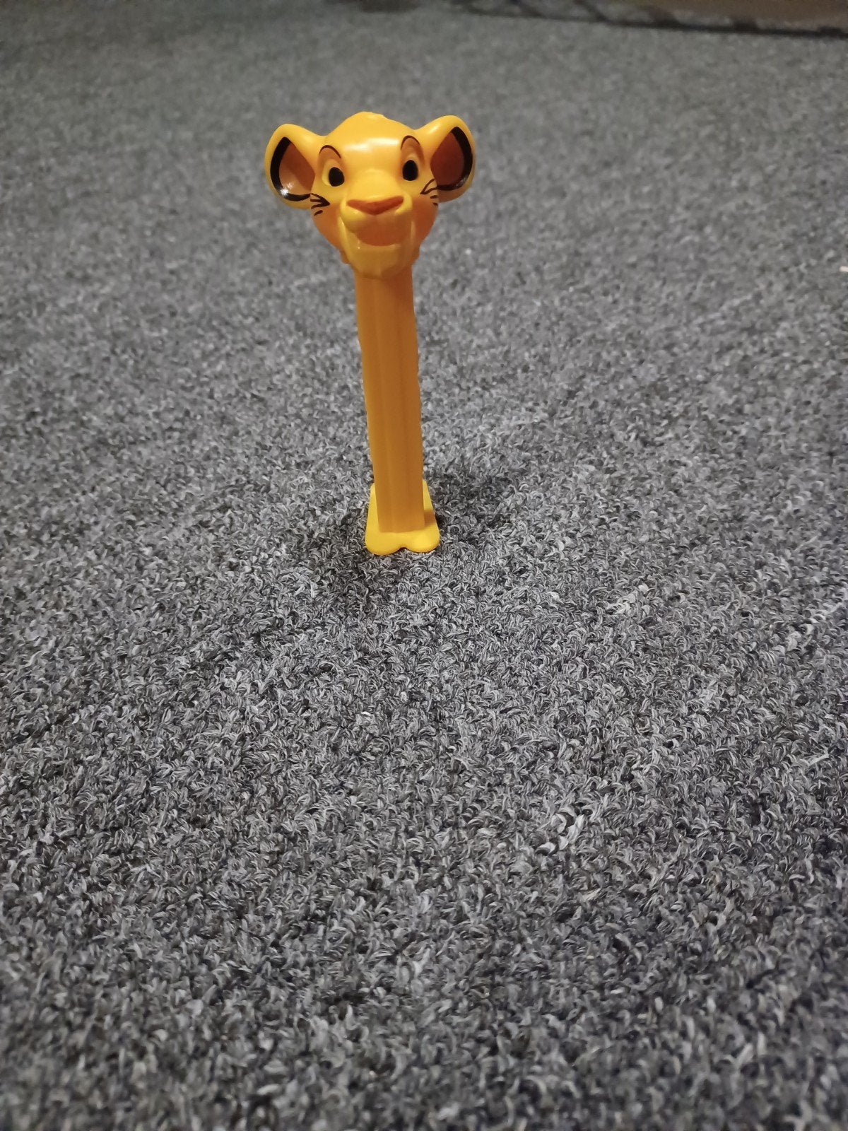 Lion king simba pez dispenser, Verzamelen, Disney, Ophalen of Verzenden, Leeuwenkoning of Jungle Boek, Zo goed als nieuw, Beeldje of Figuurtje