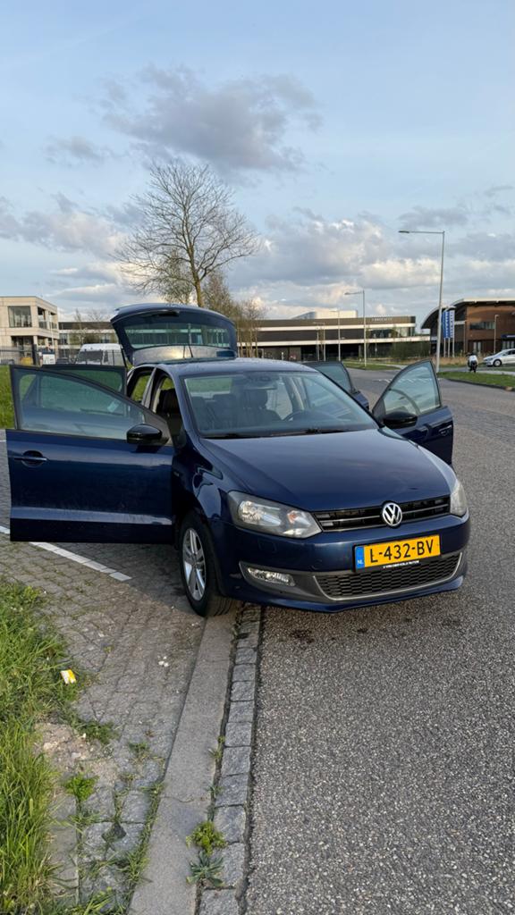 Volkswagen Polo 1.2 51KW 2013 NWE KOPPELING - CARPLAY, Auto's, Volkswagen, Voorwielaandrijving, 967 kg, 40 €/maand, Blauw