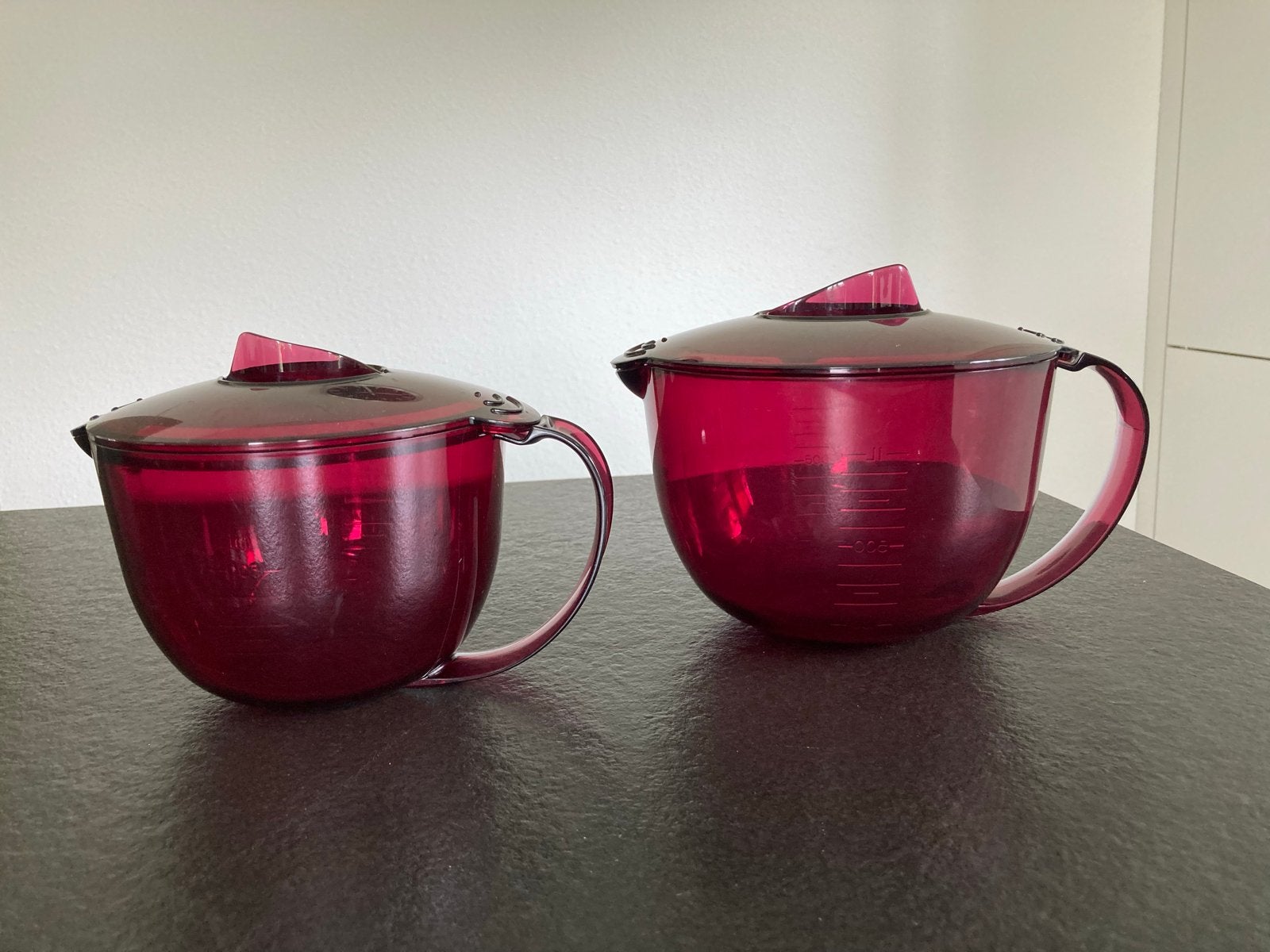Set van 2 rode Tupperware MicroPlus maatkan, Huis en Inrichting, Keuken | Tupperware, Zo goed als nieuw, Bak of Kom, Rood, Ophalen of Verzenden