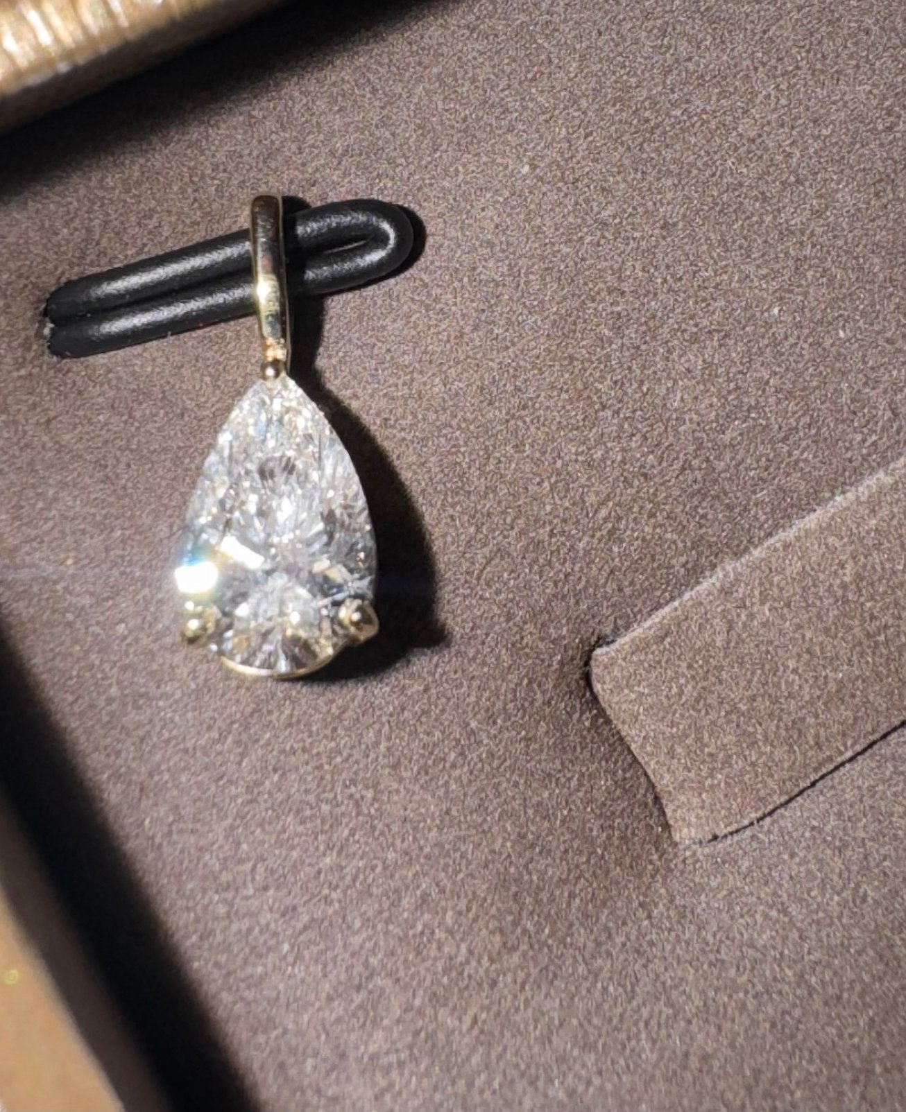 Gouden hanger met peervormige diamant en IGI certificaat, Overige voorstellingen, Nieuw, Ophalen of Verzenden, Met edelsteen