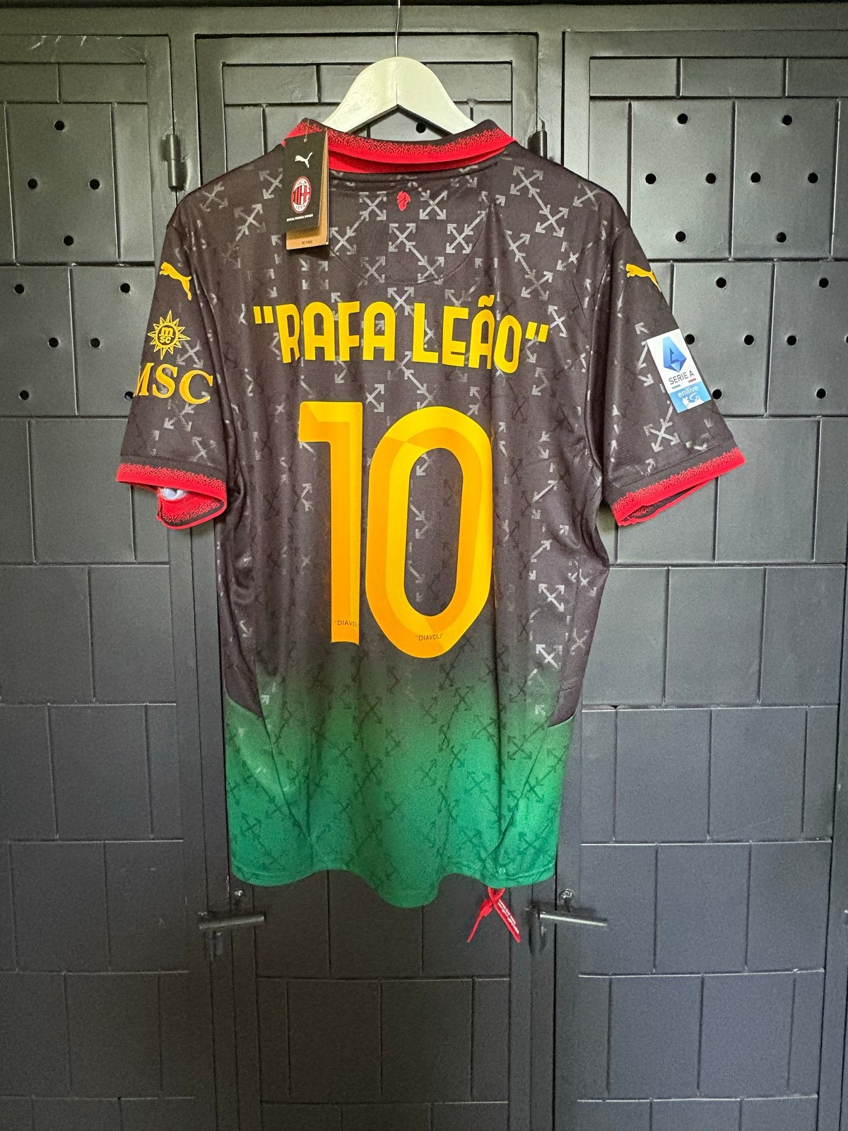 AC Milan x Off-White 24/25 4e shirt Rafa Leão Limited Editio, Kleding | Heren, Sportkleding, Maat 52/54 (L), Meerkleurig, Nieuw