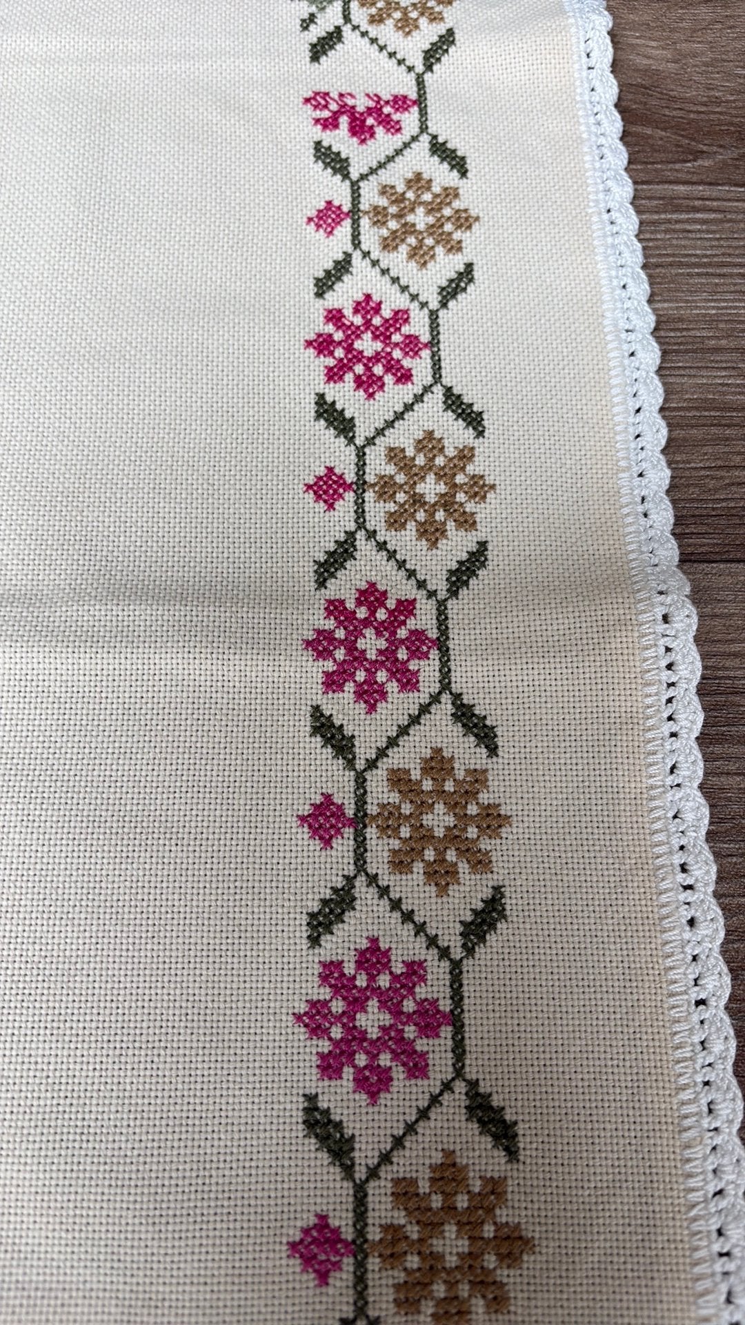 TAFELKLEEDJE borduurwerk bloemen 70x63 groen/rose/beige, Ophalen of Verzenden, Zo goed als nieuw