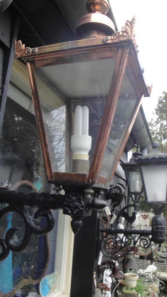 messing buitenlamp met gietijzeren beugel, Ophalen of Verzenden