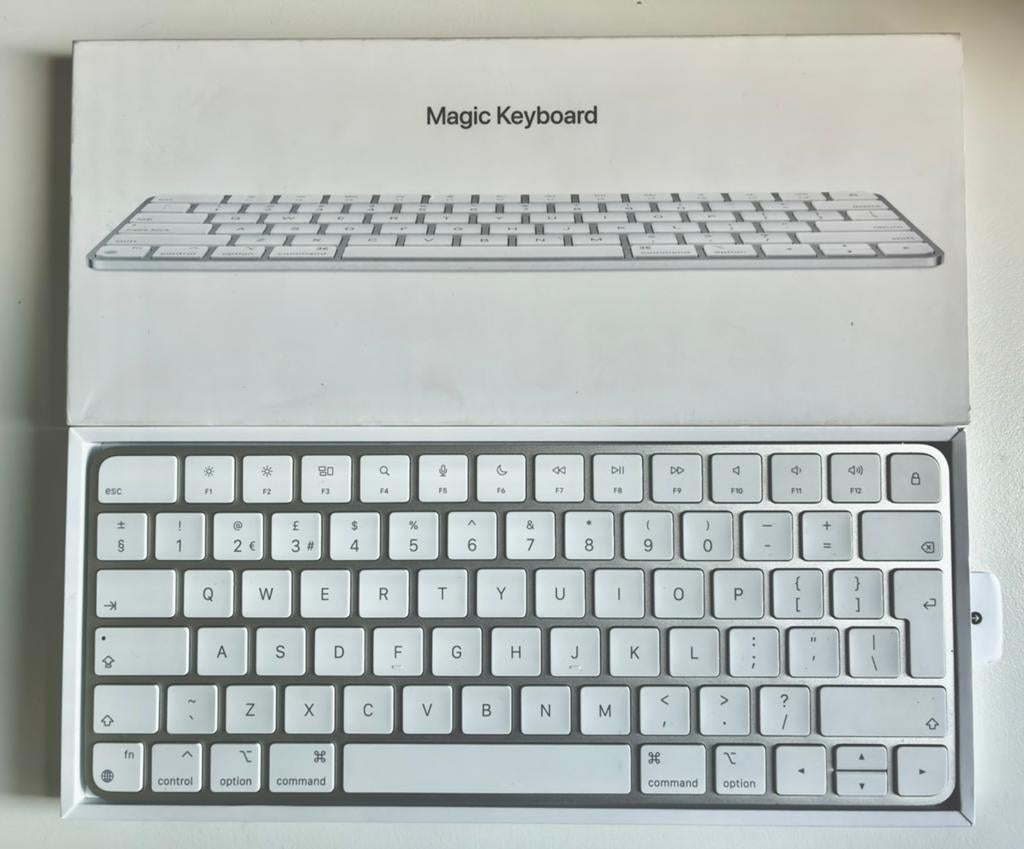 Apple Magic Keyboard A2450 Lightning - in goede staat, Computers en Software, Toetsenborden, Zo goed als nieuw, Qwerty, Draadloos