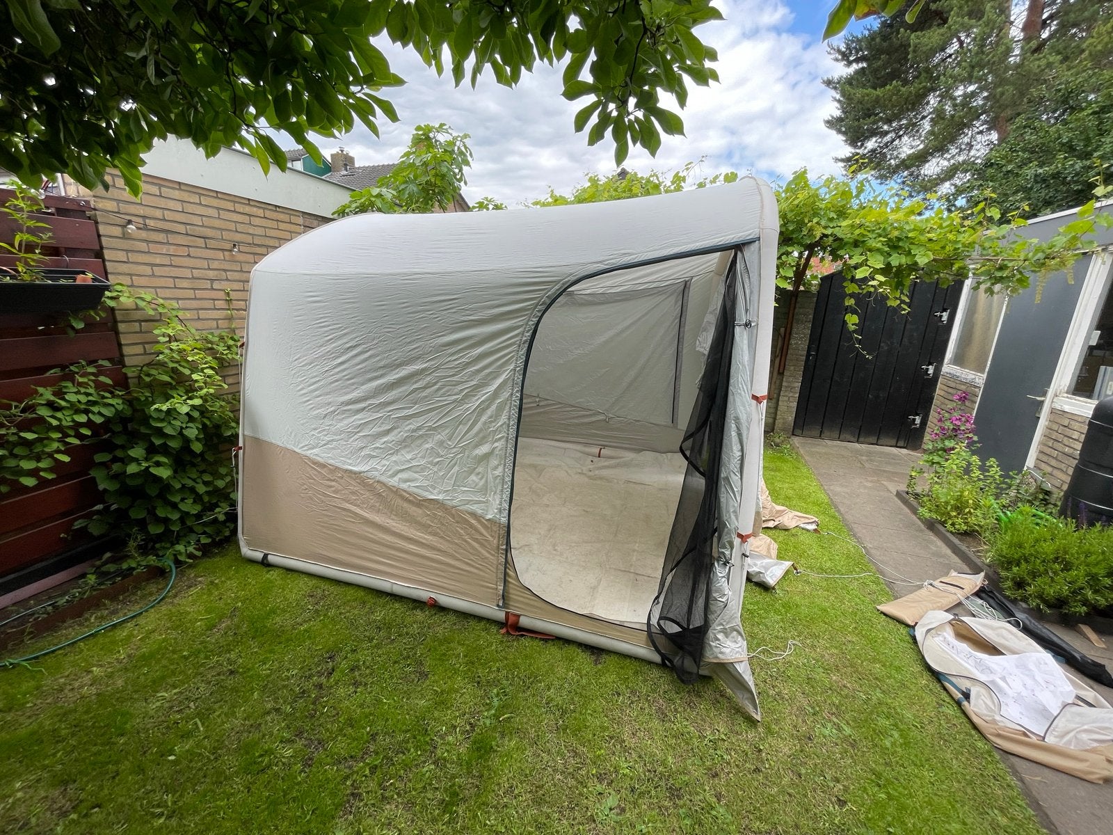 Quechua Base Camp Air opblaas bustent / partytent / voortent, Ophalen of Verzenden, Gebruikt, Tot en met 3