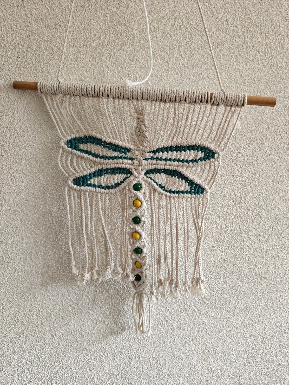 Macrame wanddecoratie Libelle - Roomwit met groen en kralen, Wandhanger, Nieuw, Ophalen of Verzenden, Natuurlijk materiaal