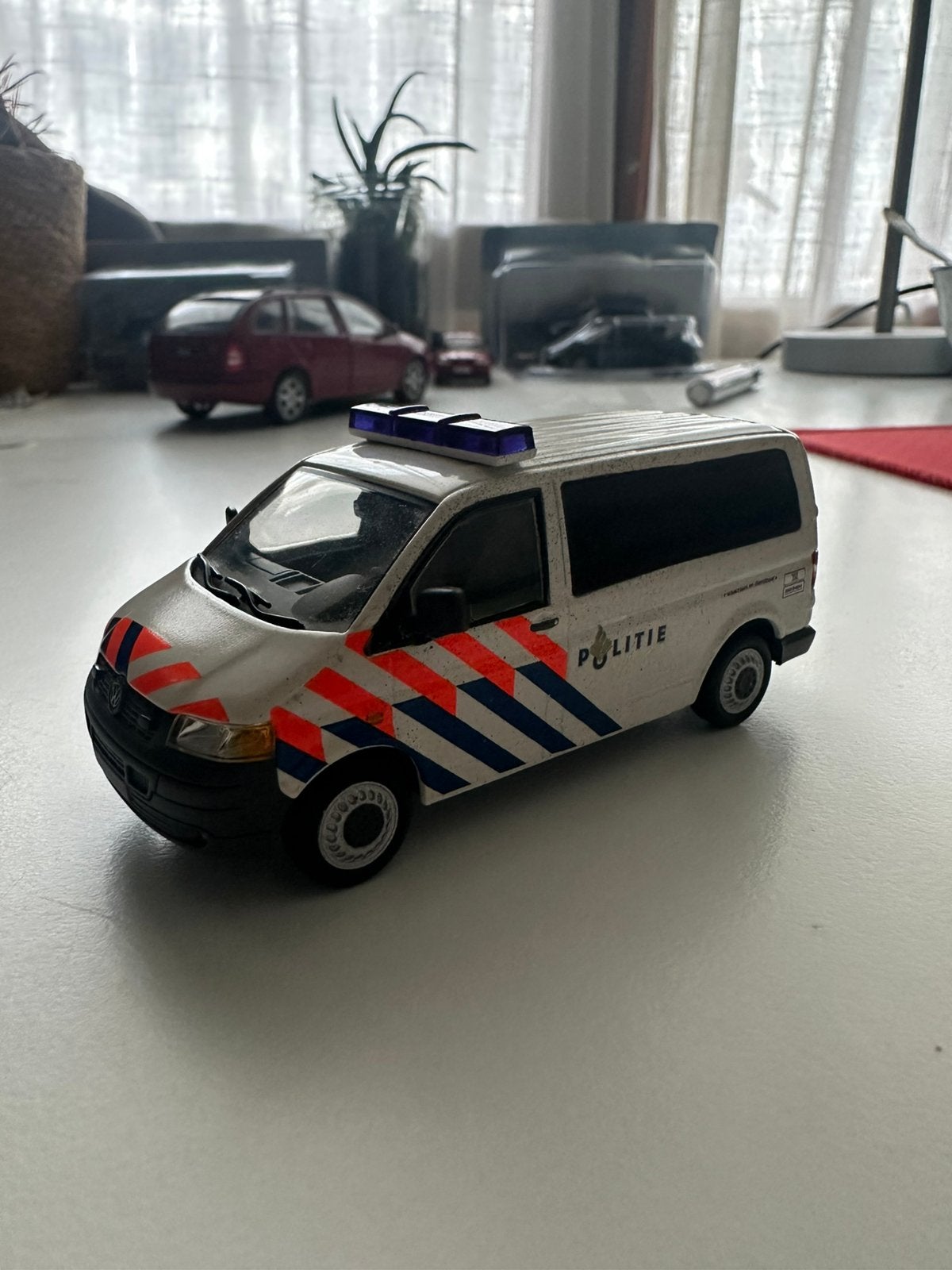 Volkswagen T5 politie bus WSI Models 1:43/1:50, Hobby en Vrije tijd, Ophalen of Verzenden, Zo goed als nieuw, Bus of Vrachtwagen