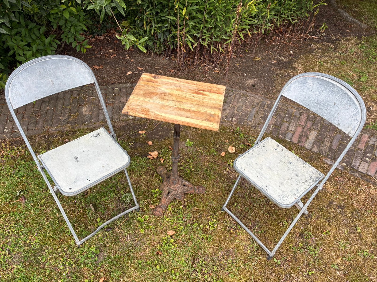 Bistro set met inklapbare stoelen en gietijzeren tafel, Ophalen of Verzenden, Zo goed als nieuw, Metaal