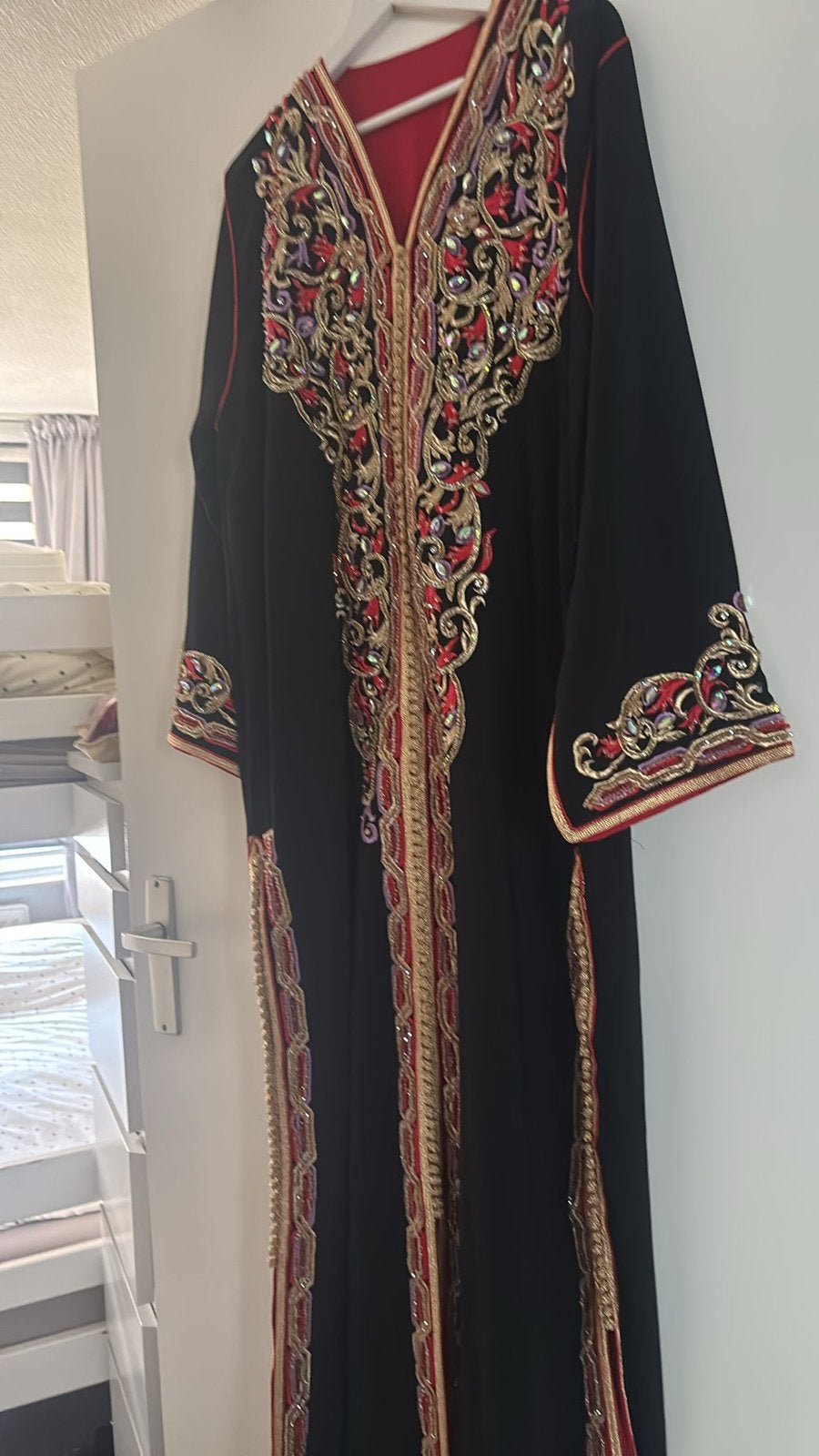 Zwarte caftan met rode accentjes, Ophalen of Verzenden, Zo goed als nieuw, Zwart, Overige typen