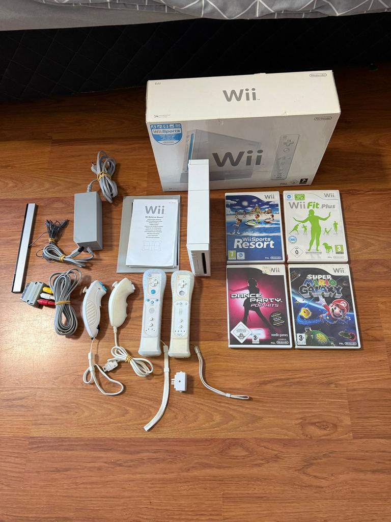 Nintendo Wii Compleet + 2 Controllers / Games & Extras!, Spelcomputers en Games, Spelcomputers | Nintendo Wii, Zo goed als nieuw