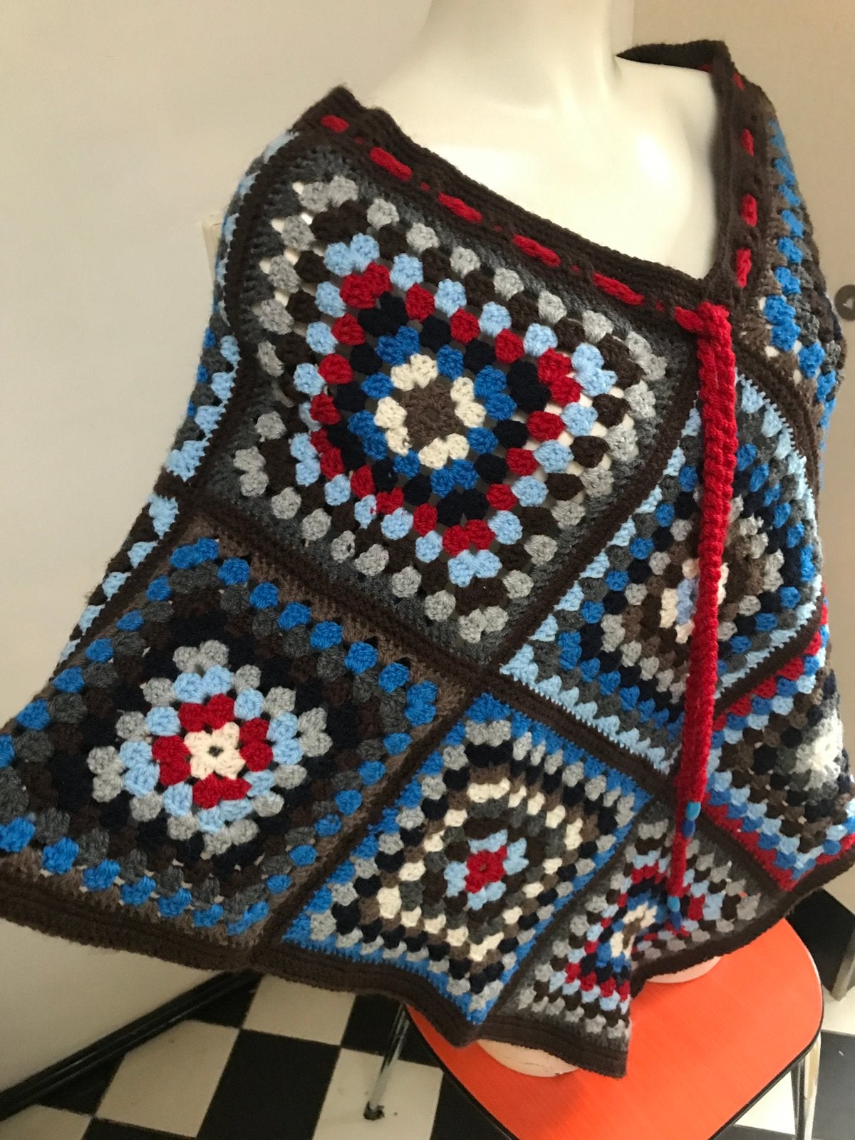 Granny square gehaakte poncho blauw rood bruin handgemaakt, Kleding | Dames, Maat 38/40 (M), Blauw, Nieuw, Ophalen of Verzenden