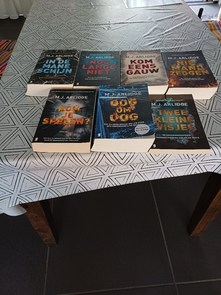 7 boeken van mj arlidge, Boeken, Ophalen, Gelezen, Mj arlidge