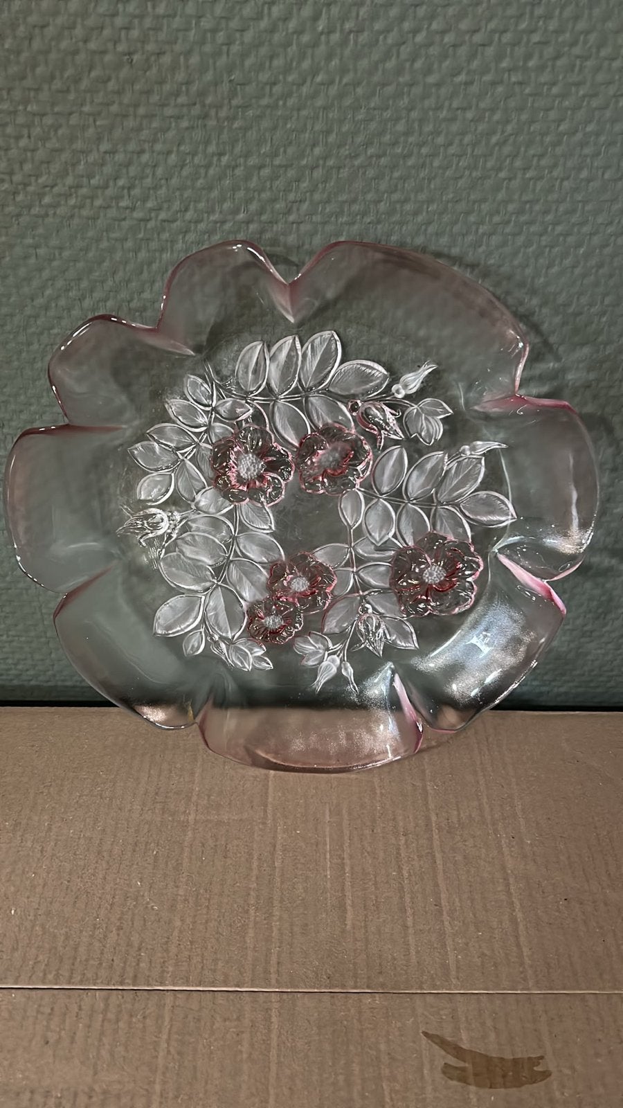 Roze glazen schaal met bloemmotief, Ophalen of Verzenden