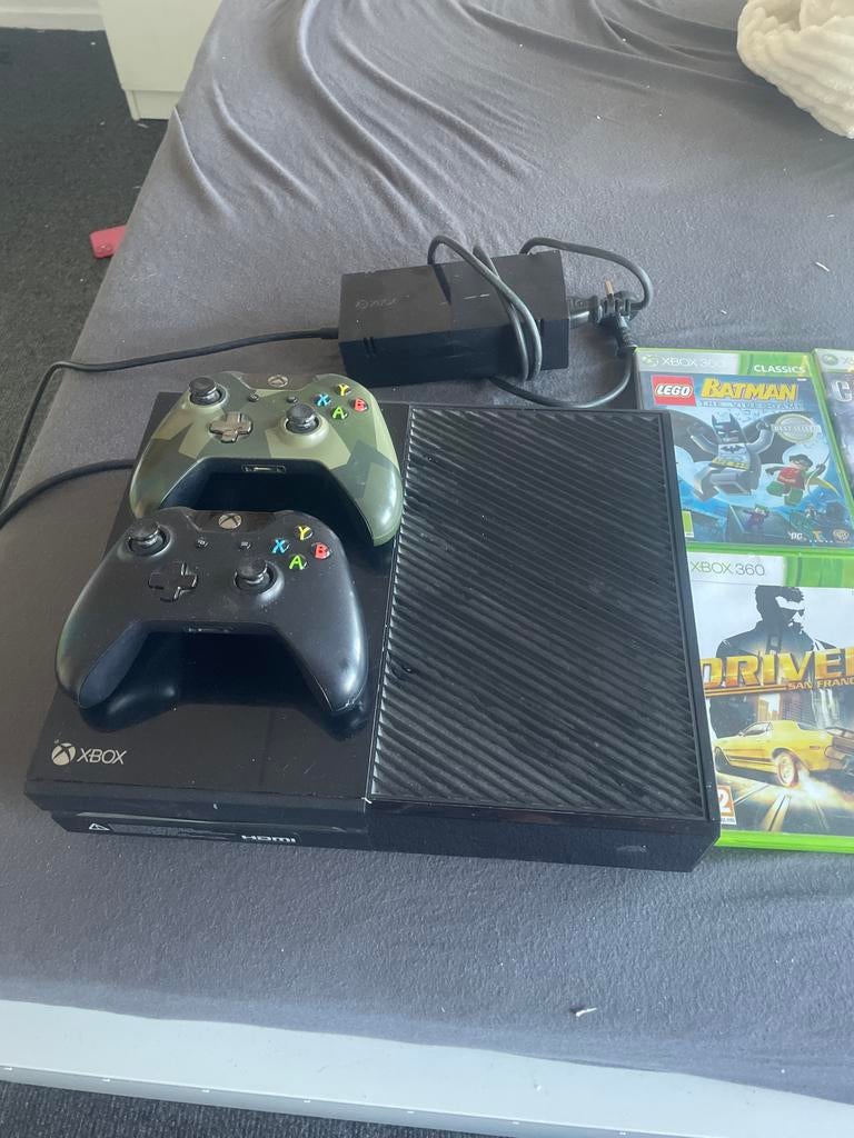 Xbox One met 2 controllers en 3 Xbox 360 games en kabels, Ophalen, Zo goed als nieuw