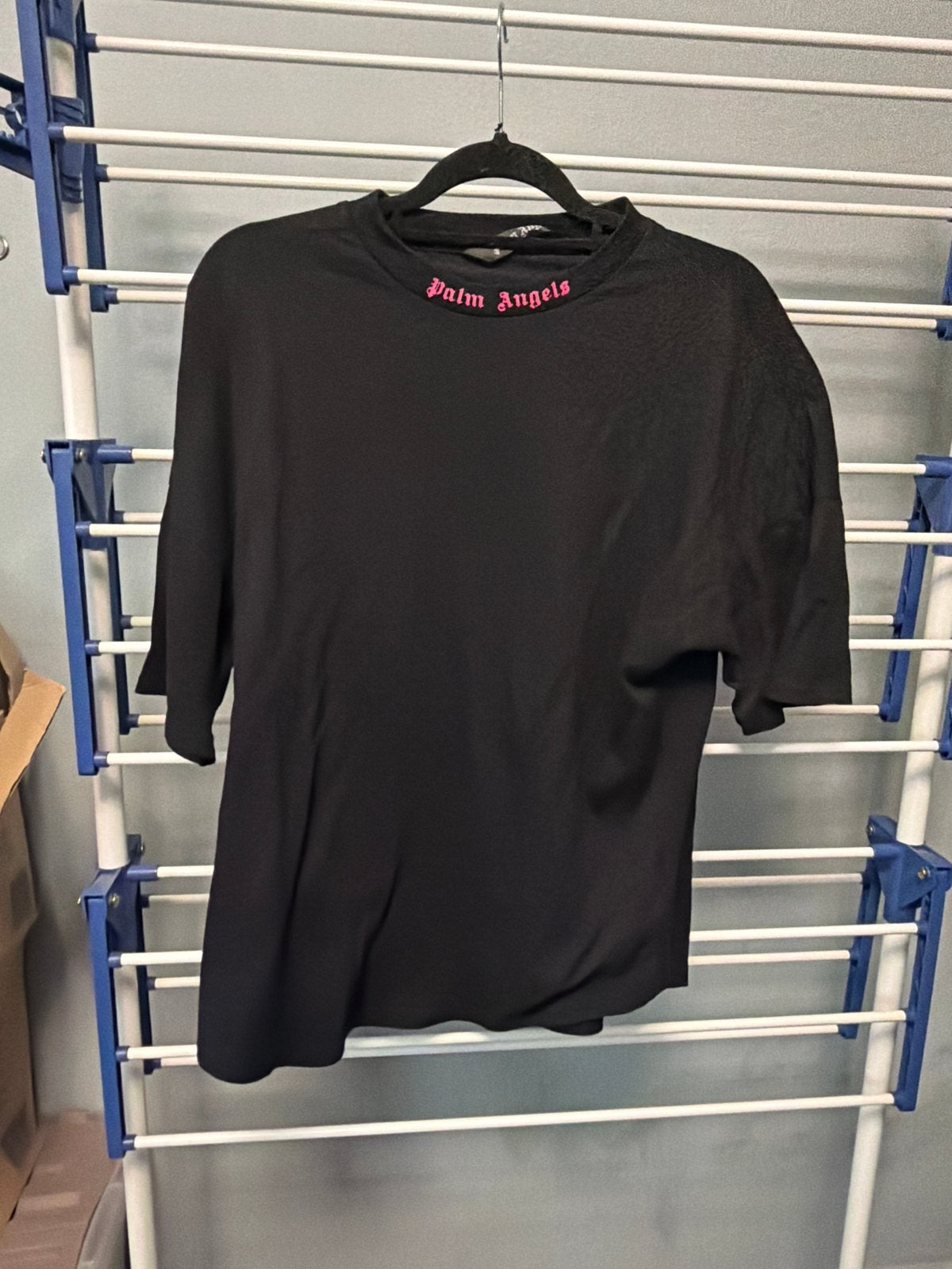 Palm Angels T-shirt Zwart met Roze Logo - Maat M, Kleding | Dames, Maat 38/40 (M), Zwart, Ophalen of Verzenden, Zo goed als nieuw
