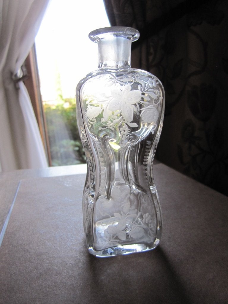 Antieke gegraveerde kluk kluk of Kutrolf decanter, Verzenden