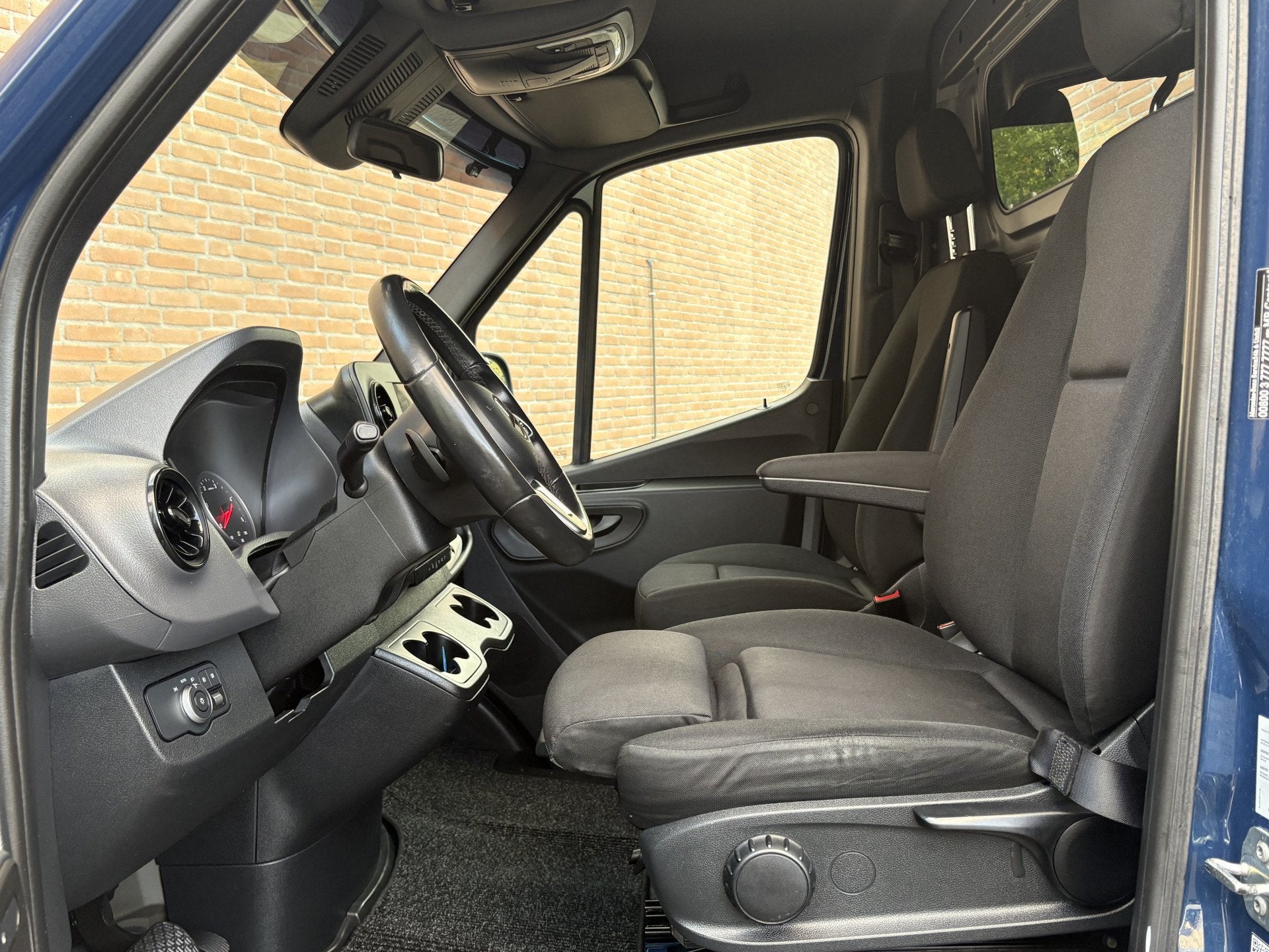 Mercedes-Benz Sprinter 317CDI 170PK 9G-Tronic L2H1 / LED / C, Auto's, Automaat, Gebruikt, 4 cilinders, Blauw
