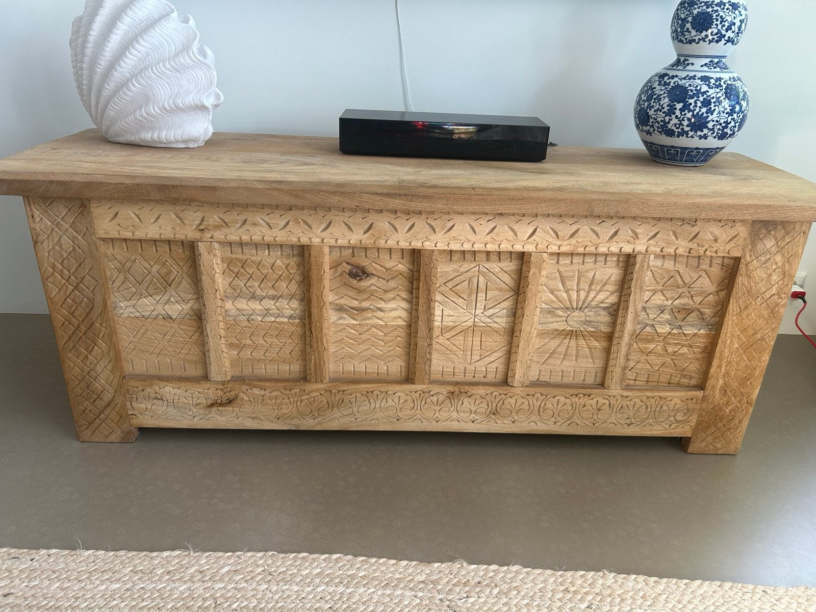 Massief mangohouten kist met houtsnijwerk, Ophalen, Gebruikt, 50 tot 100 cm, Minder dan 100 cm