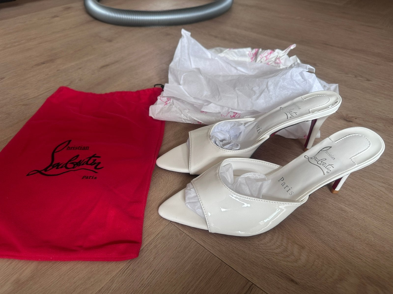 Louboutin Miss Z Mule witte hakken maat 39 nieuw! €100, Wit, Nieuw, Ophalen of Verzenden, Schoenen met hoge hakken
