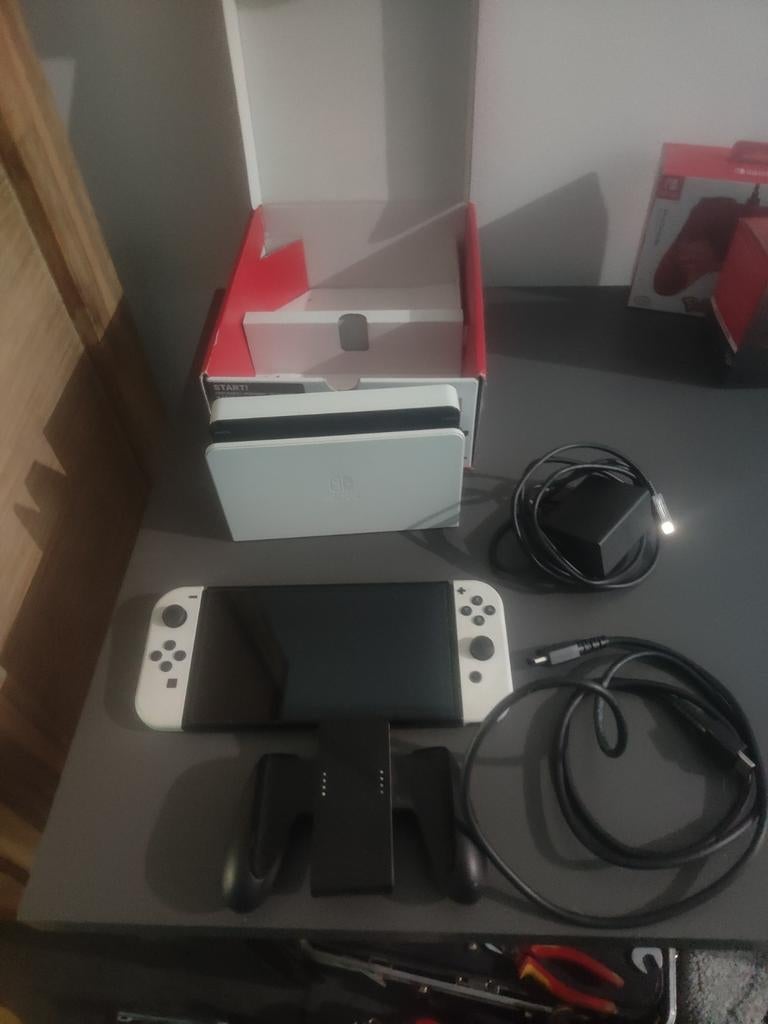 Nintendo Switch OLED Wit met accessoires, Spelcomputers en Games, Spelcomputers | Nintendo Switch, Zo goed als nieuw, Switch OLED