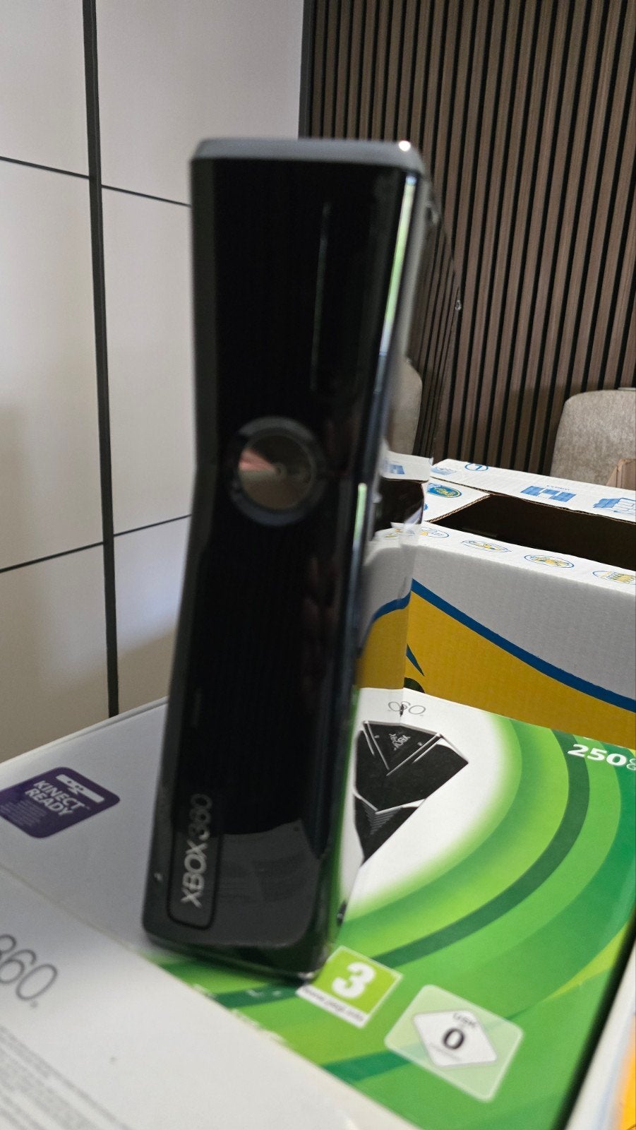 Xbox360 in doos 250gb, Spelcomputers en Games, Spelcomputers | Xbox 360, Ophalen of Verzenden, Zo goed als nieuw, 250 GB, Met 1 controller