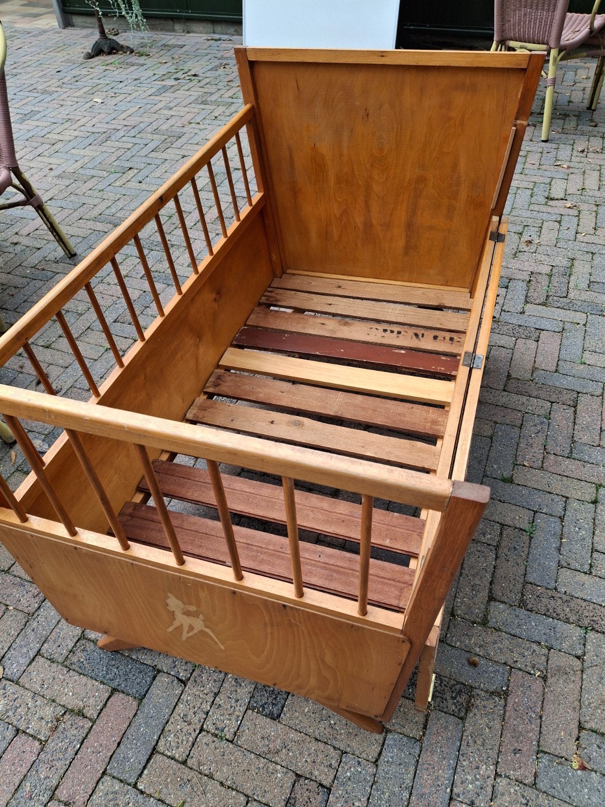 Vintage houten ledikantje met Bambi-afbeelding, Ophalen, Gebruikt, Bruin, Vintage