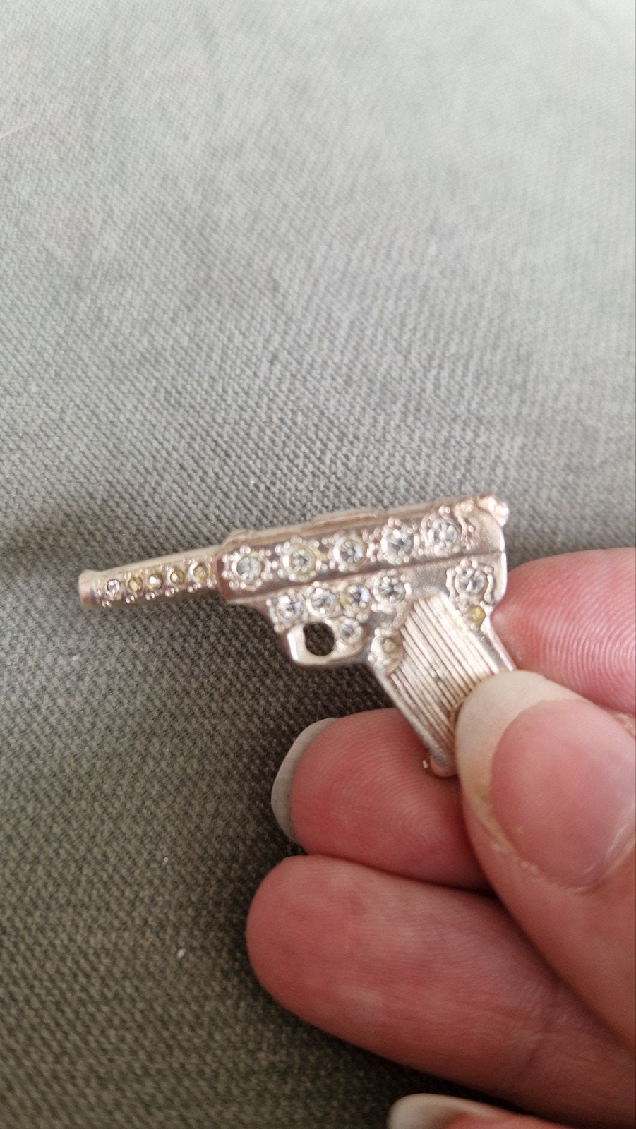 Vintage YSL Pistool Broche met Strass - Zilverkleurig, Overige materialen, 4 tot 7 cm, Gebruikt, Ophalen of Verzenden