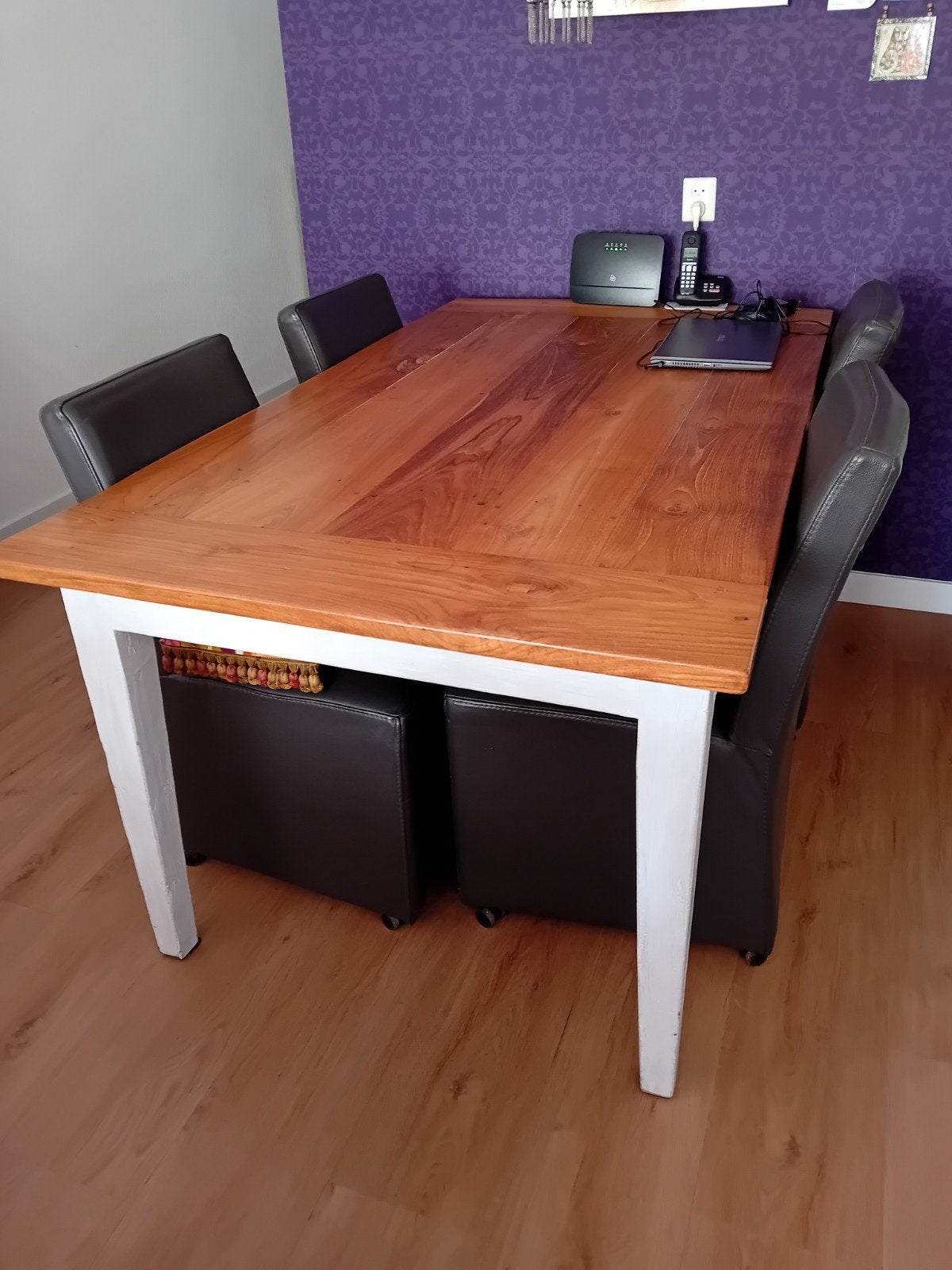 Massief houten eettafel met kunstleren stoelen, Huis en Inrichting, Tafels | Eettafels, Ophalen, Gebruikt, 50 tot 100 cm, Vier personen