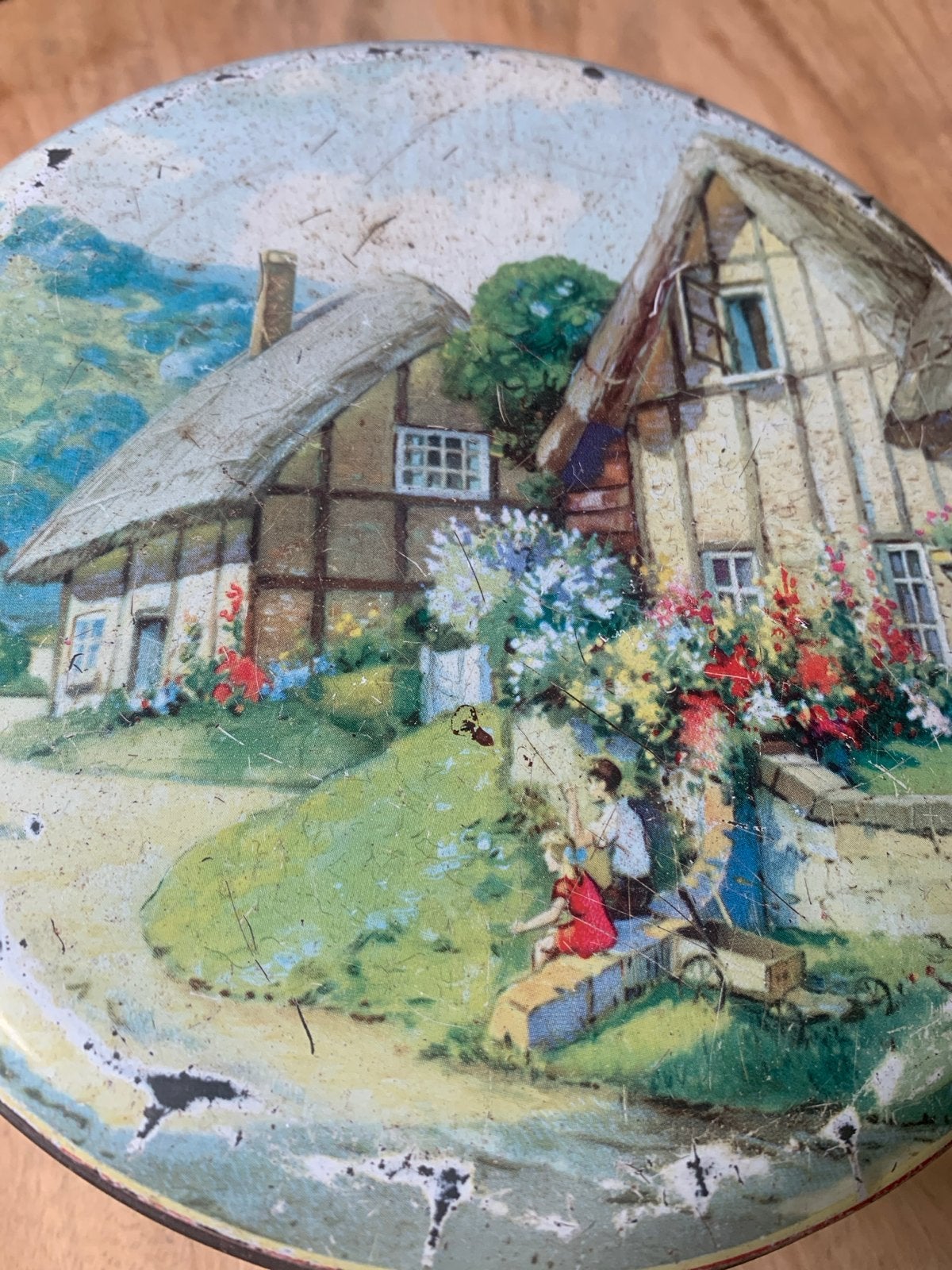 Vintage blikken trommel met landschap en huisjes, Verzamelen, Blikken, Ophalen of Verzenden, Gebruikt, Overige, Overige merken