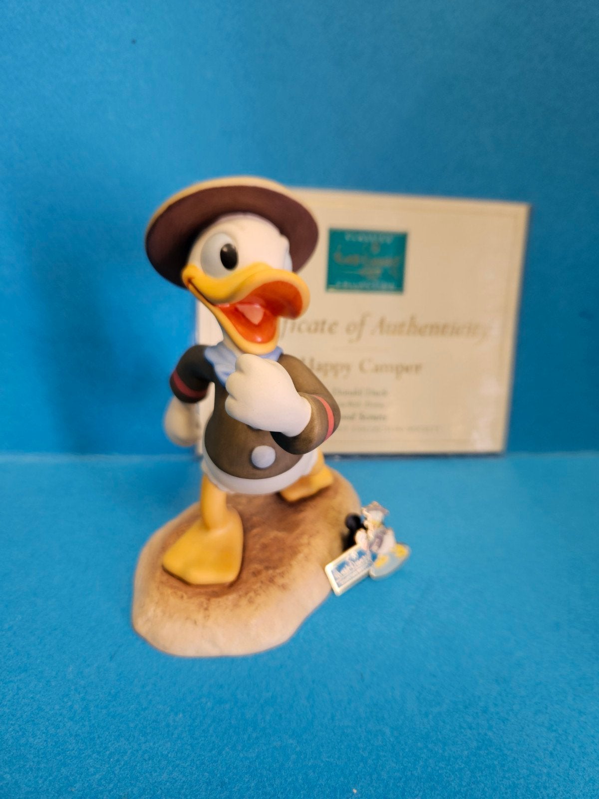 Wdcc Disney Donald Duck Happy camper met pin en COA, Ophalen of Verzenden, Donald Duck, Zo goed als nieuw, Beeldje of Figuurtje