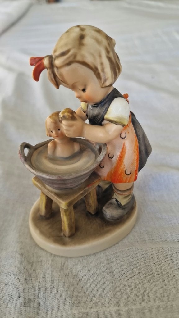 Origineel Goebel Hummel Beeldje - "Doll Bath" / "Puppenbad", Ophalen of Verzenden, Zo goed als nieuw, Hummel