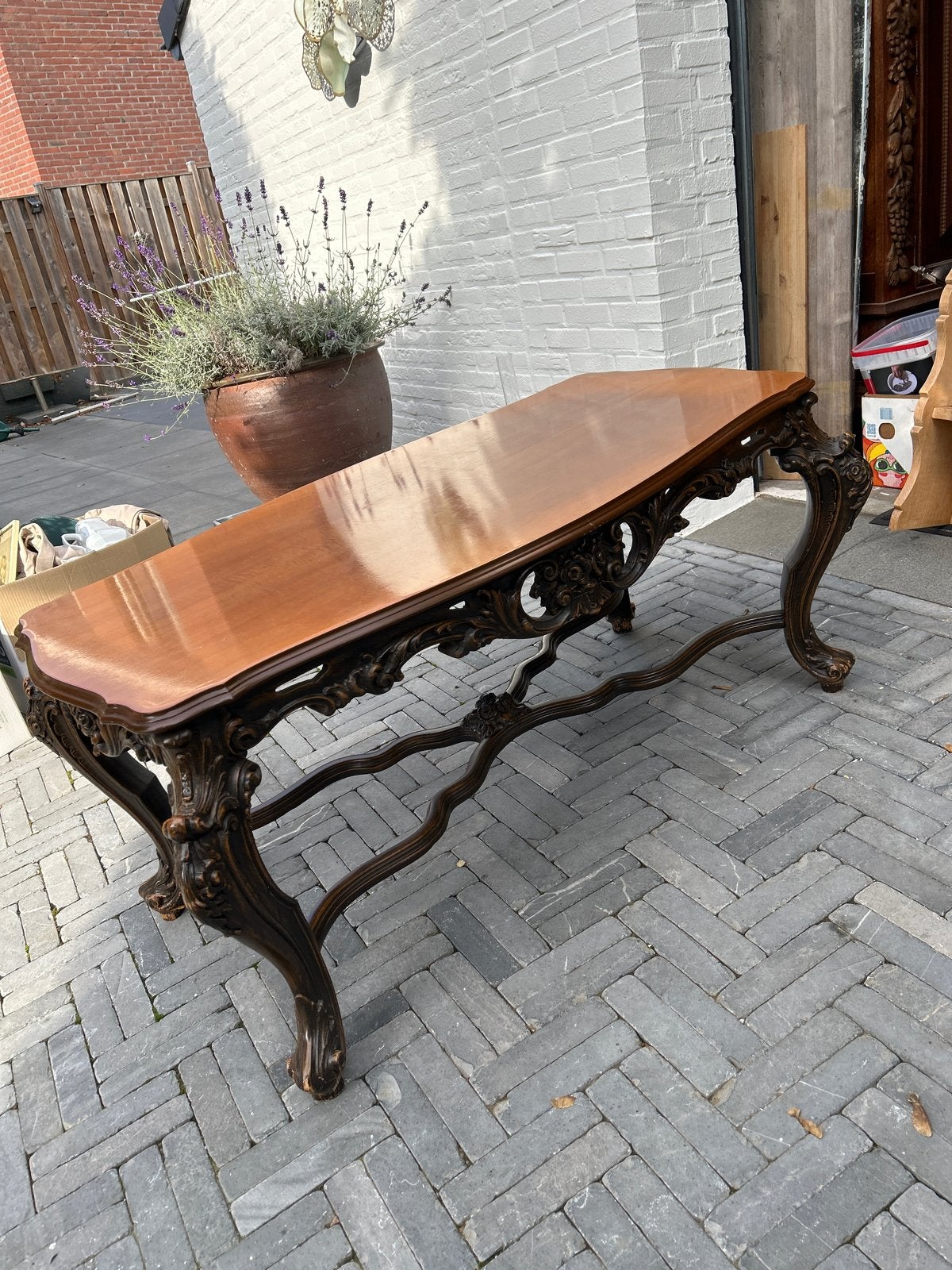 Antieke Salontafel met Sierlijk Houtsnijwerk, Ophalen