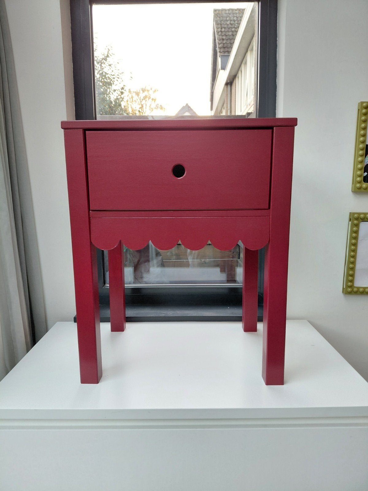 Schattig bordeauxrood nachtkastje voor kinderkamer, Ophalen, Gebruikt, Minder dan 45 cm, 55 tot 70 cm