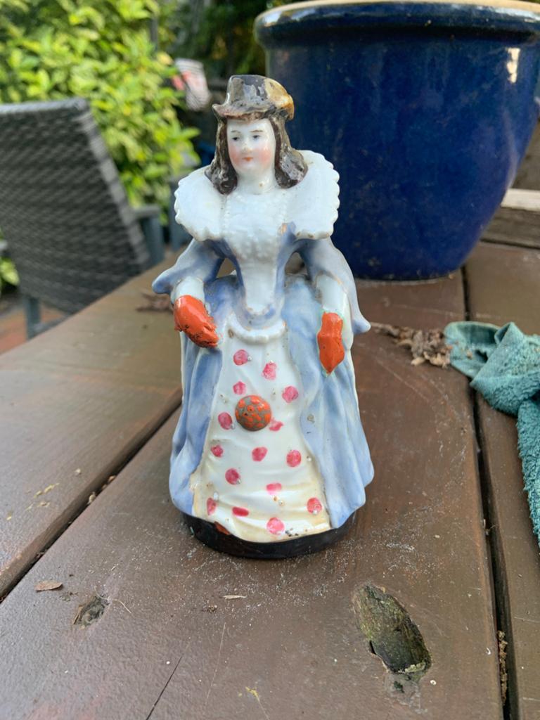 Antiek porseleinen beeldje van dame in kostuum, Ophalen