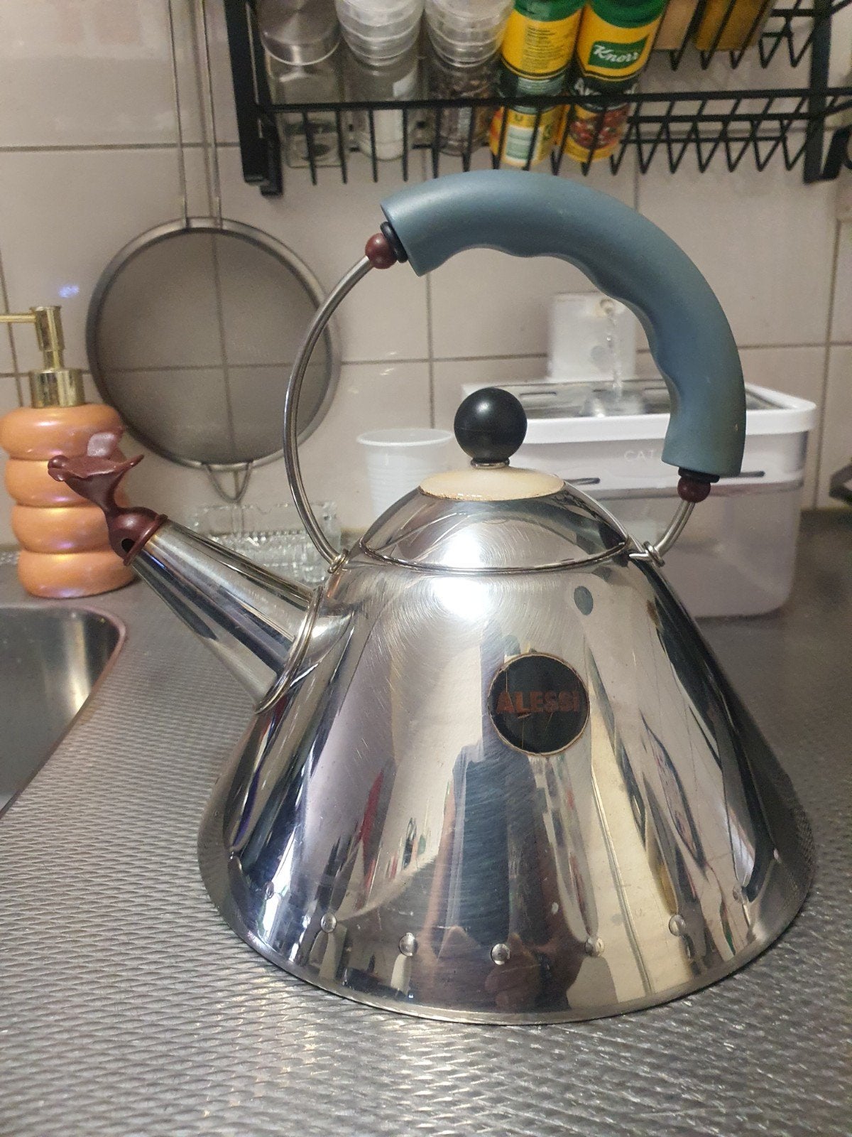 Alessi fluitketel - Klassiek design voor uw keuken, Witgoed en Apparatuur, Waterkokers, 1 tot 2 liter, Ophalen of Verzenden, Gebruikt